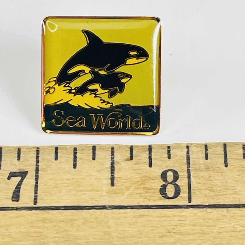 Sea World Orca Killer Whale Pinback Souvenir Lapel Travel Pin Square Vintage - Picture 4 of 4